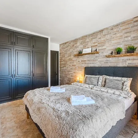 Paradise Golden San Eugenio 아파트 아데제